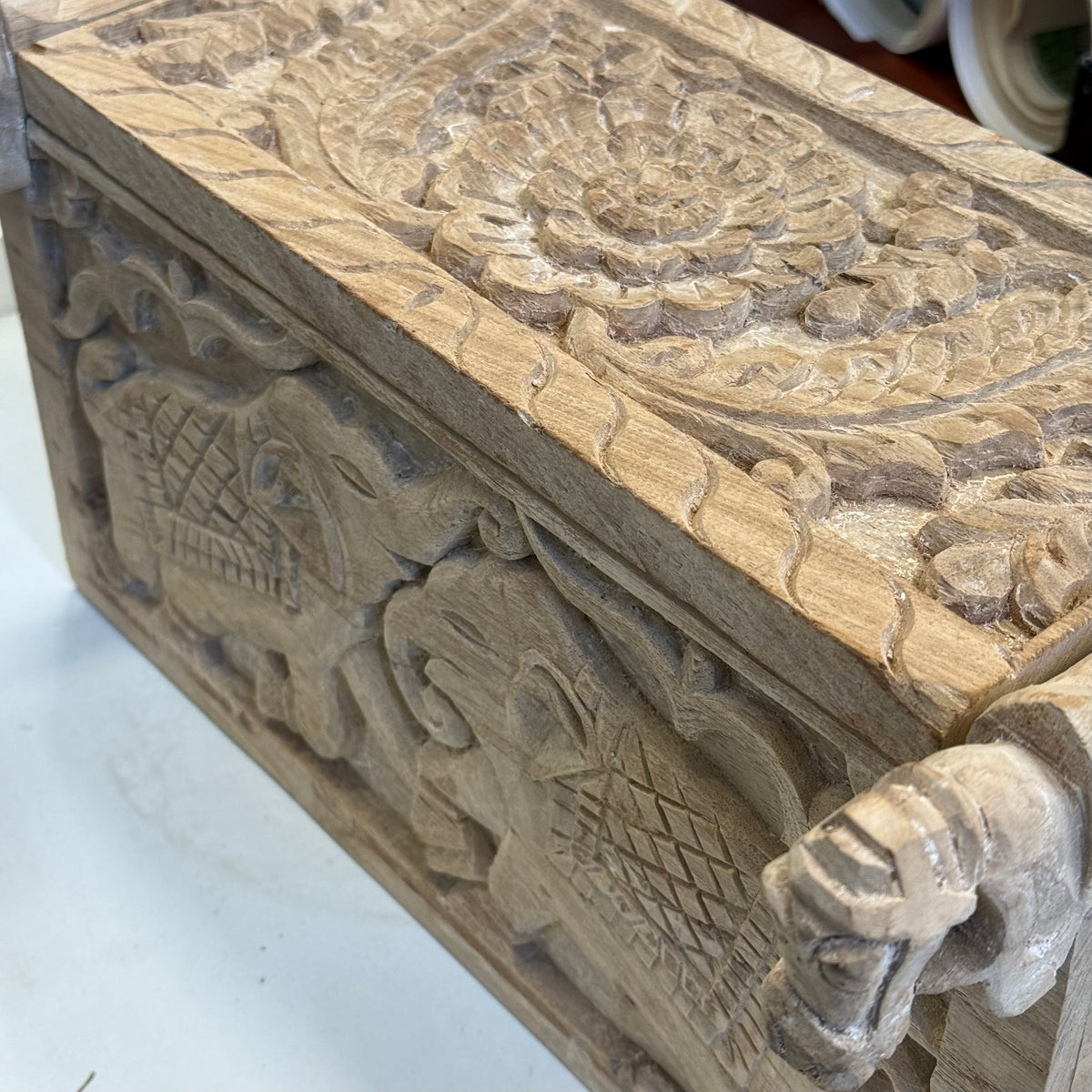 Boîte indienne en bois sculpté