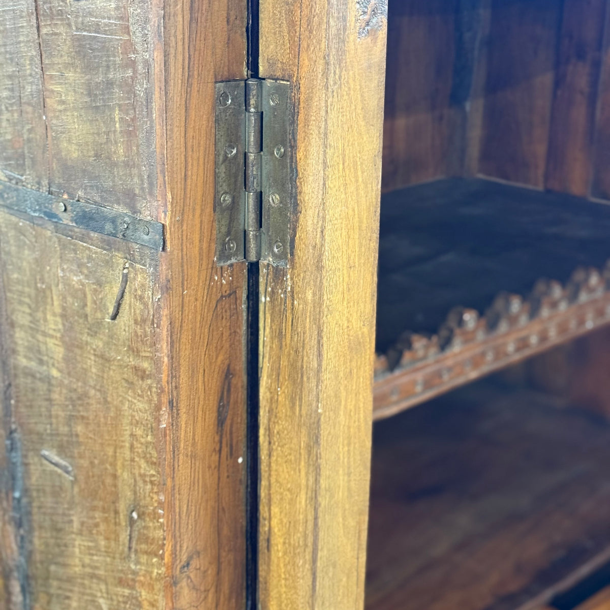 Armoire indienne en bois sculpté