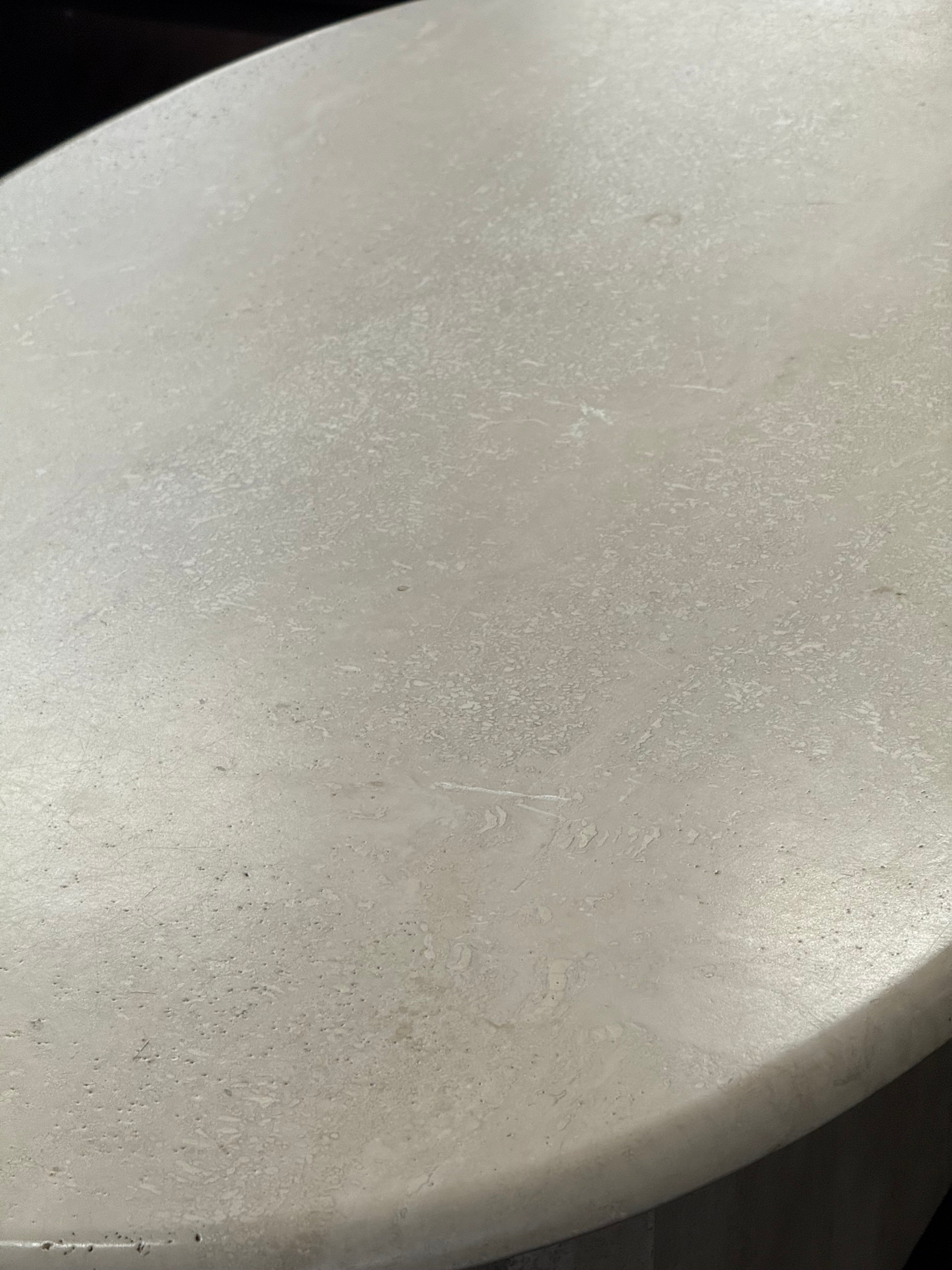 Table basse vintage en travertin