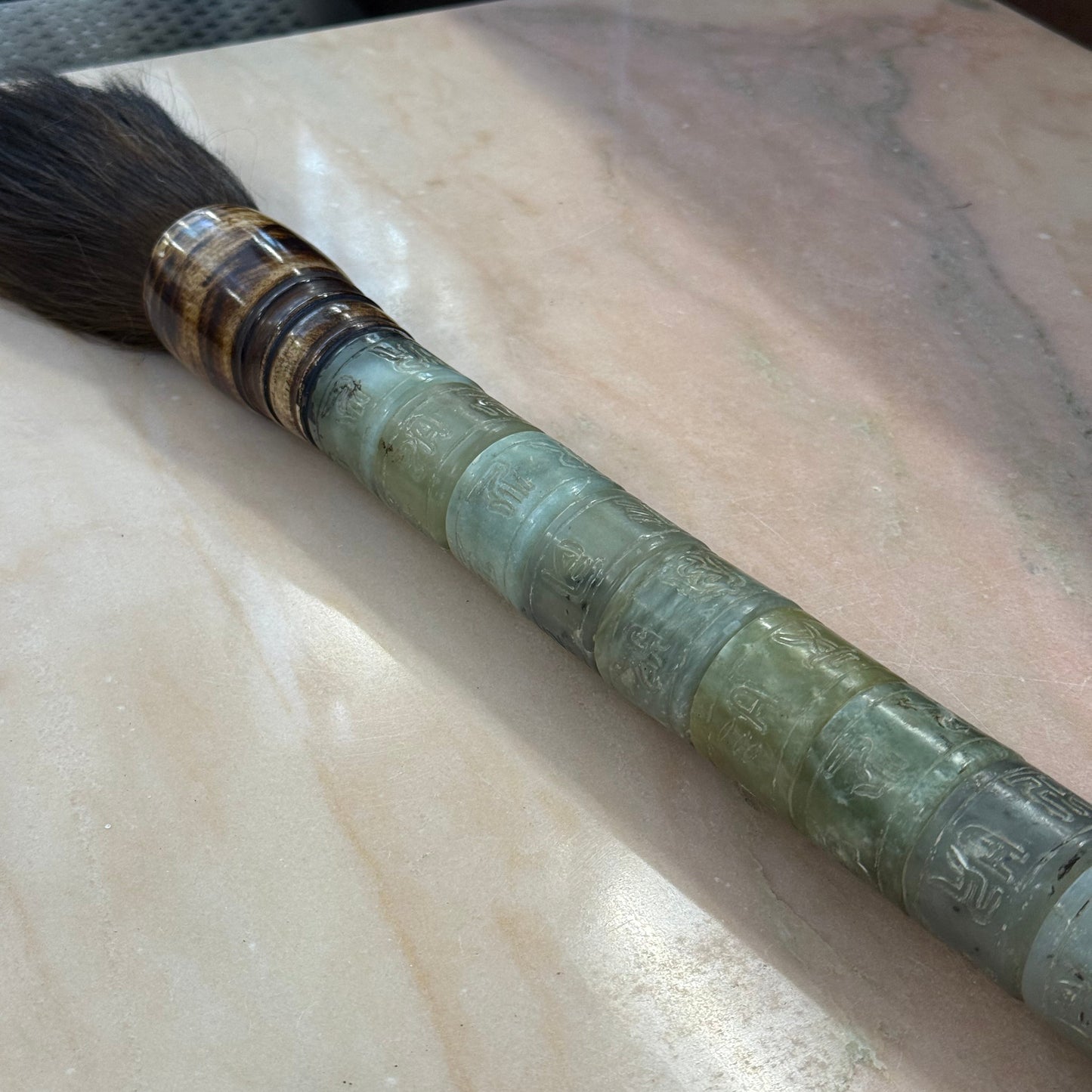 Pinceau en jade avec calligraphie chinoise