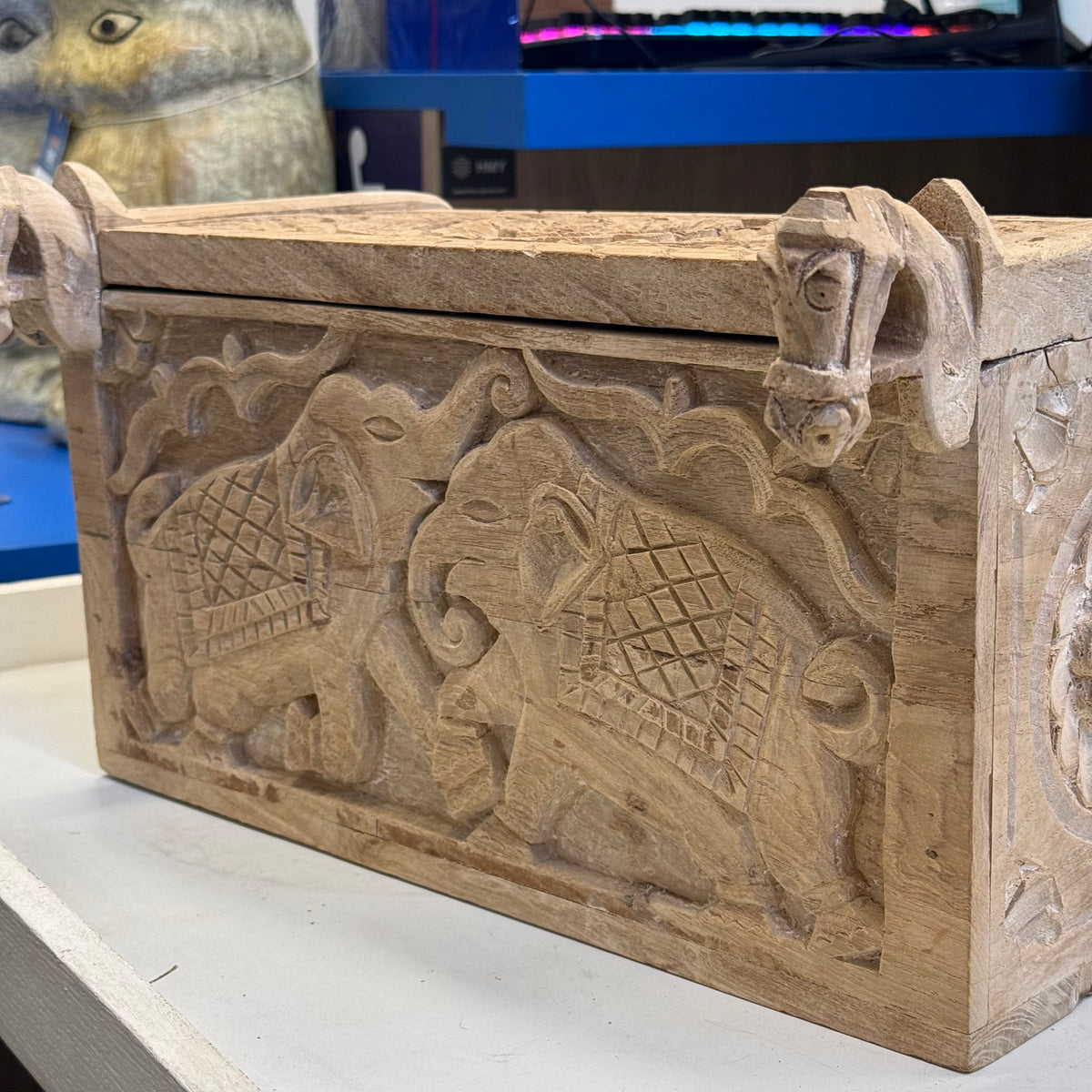 Boîte indienne en bois sculpté