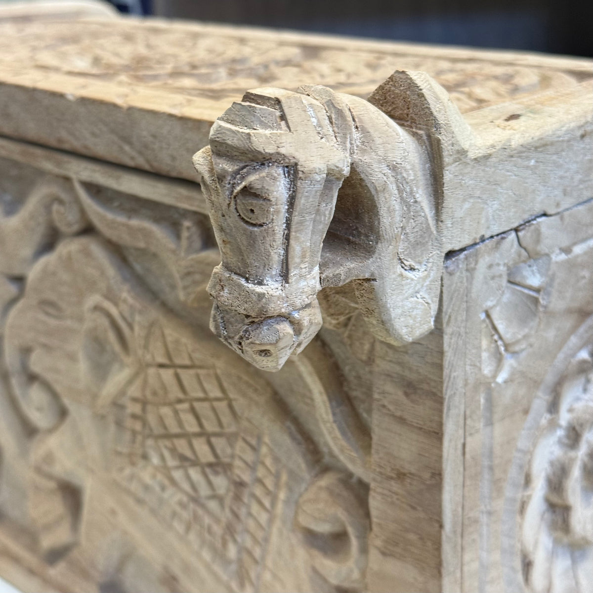 Boîte indienne en bois sculpté