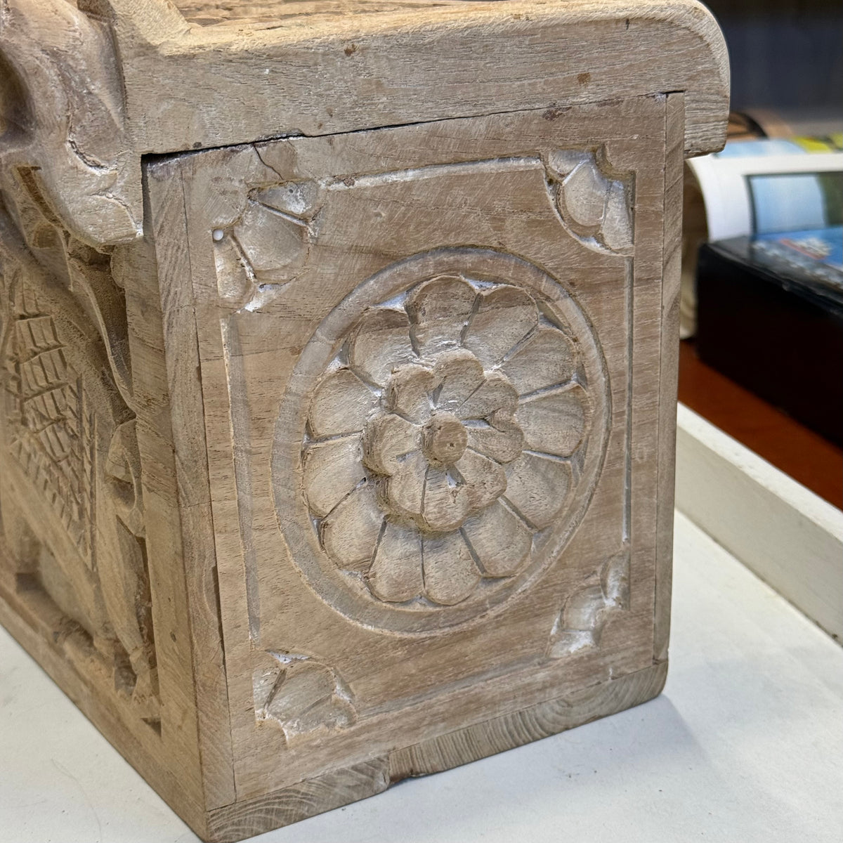 Boîte indienne en bois sculpté
