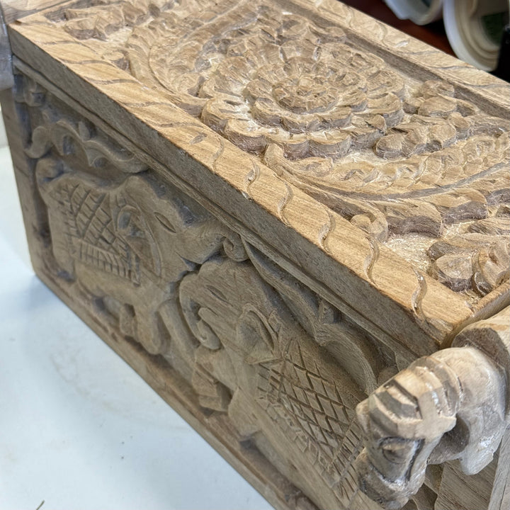 Boîte indienne en bois sculpté