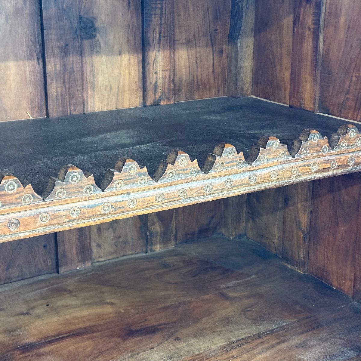 Armoire indienne en bois sculpté
