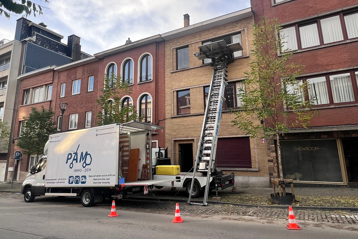 Camion avec lift 2ème étage vide-maison