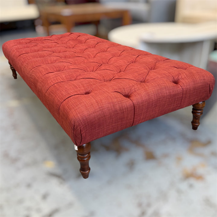 Banquette repose-pieds capitonnée