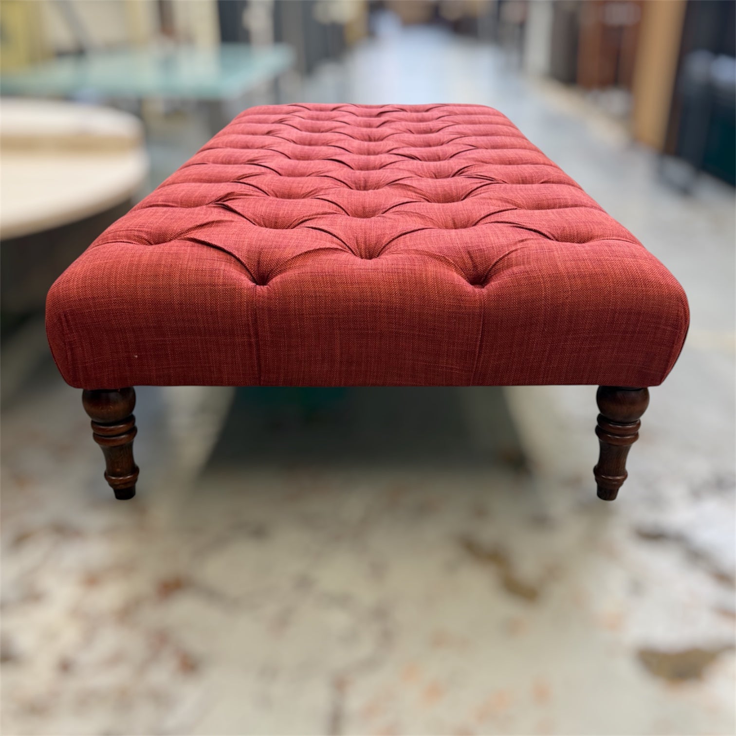 Banquette repose-pieds capitonnée