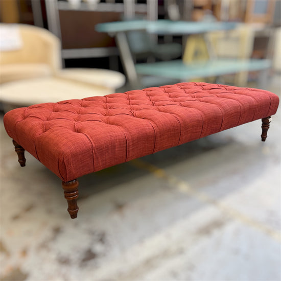 Banquette repose-pieds capitonnée