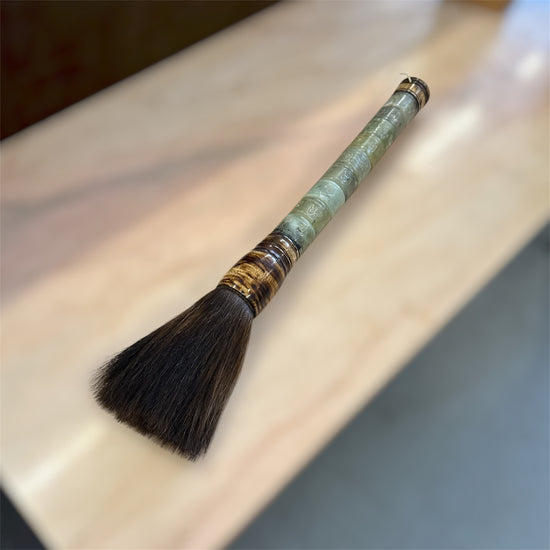 Pinceau en jade avec calligraphie chinoise