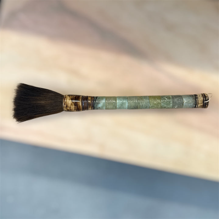 Pinceau en jade avec calligraphie chinoise