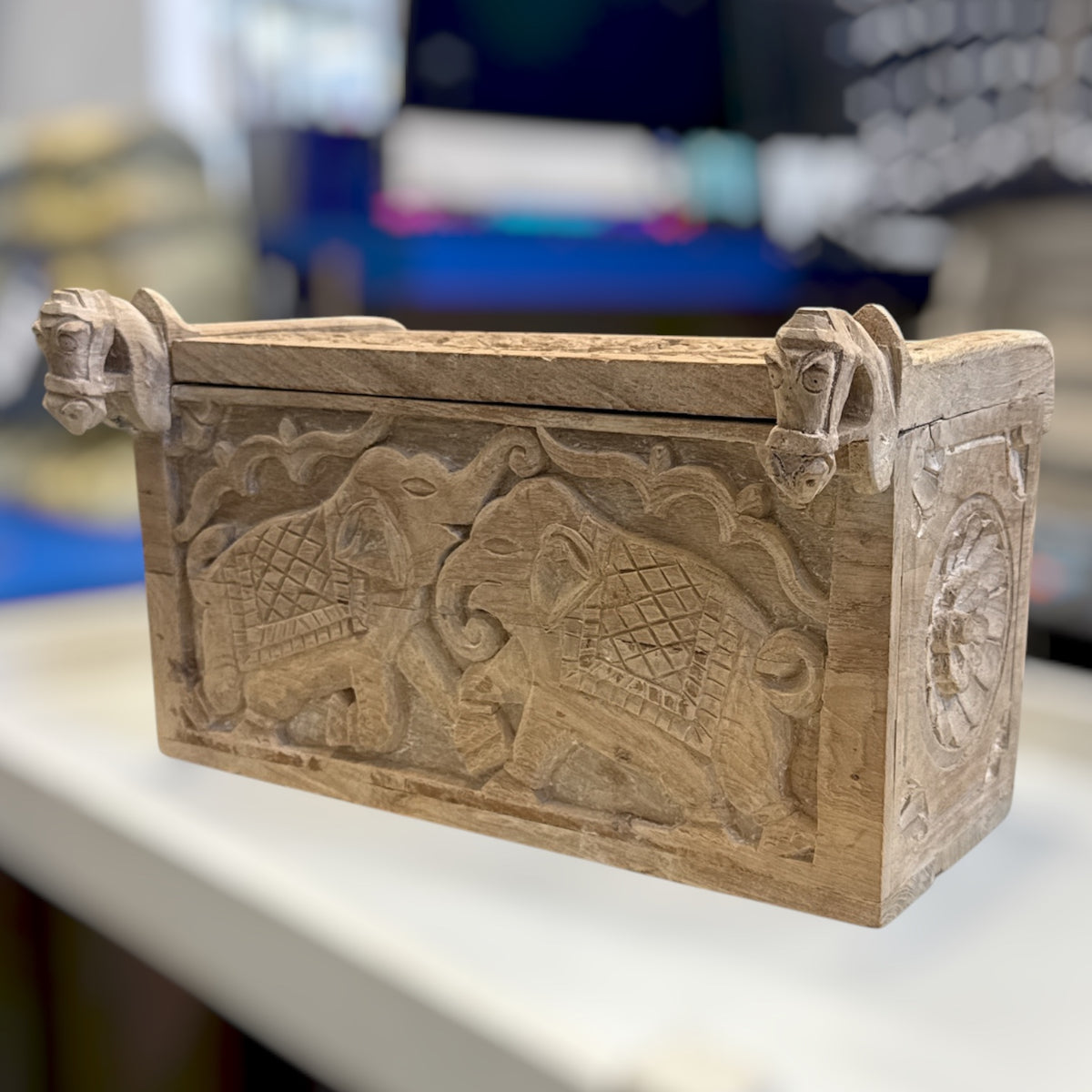 Boîte indienne en bois sculpté