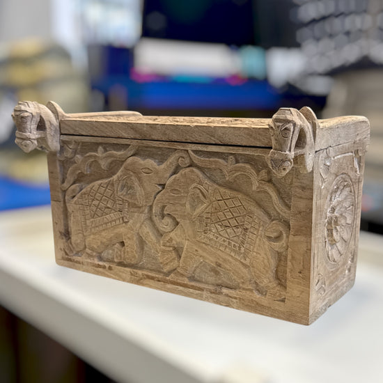 Boîte indienne en bois sculpté