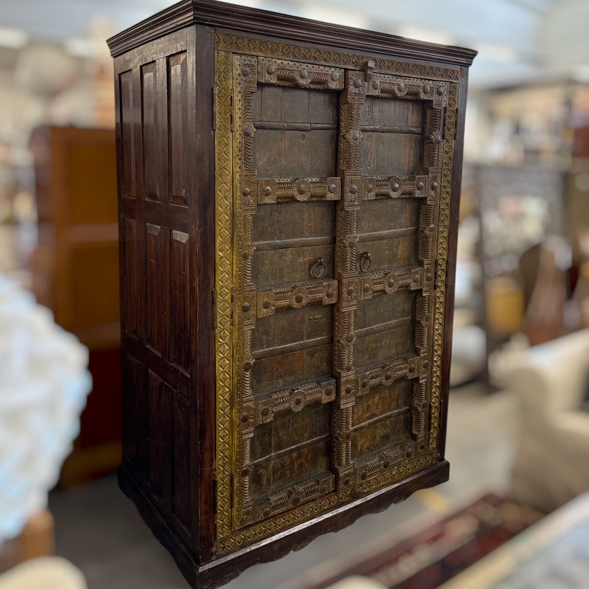 Armoire indienne en bois sculpté