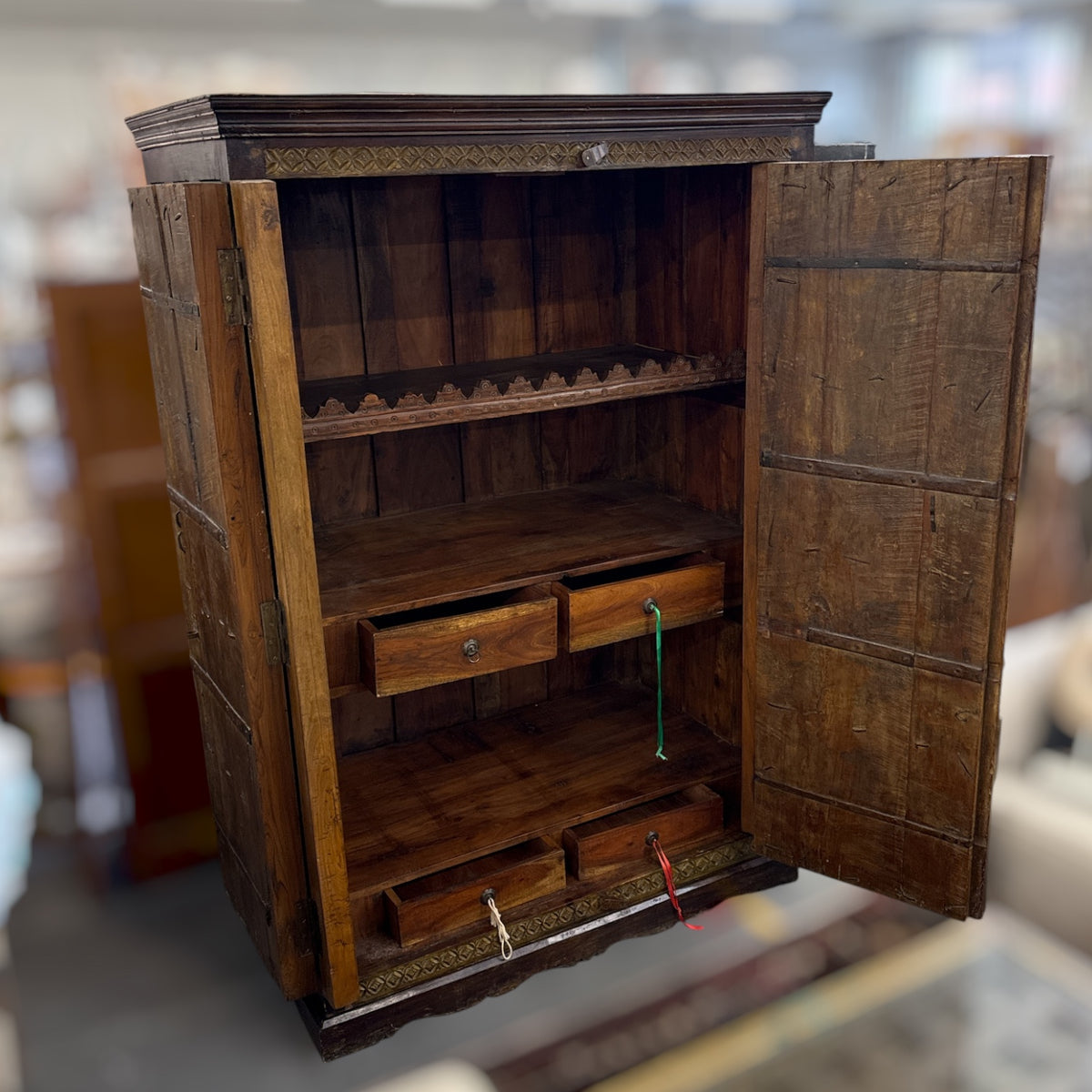 Armoire indienne en bois sculpté