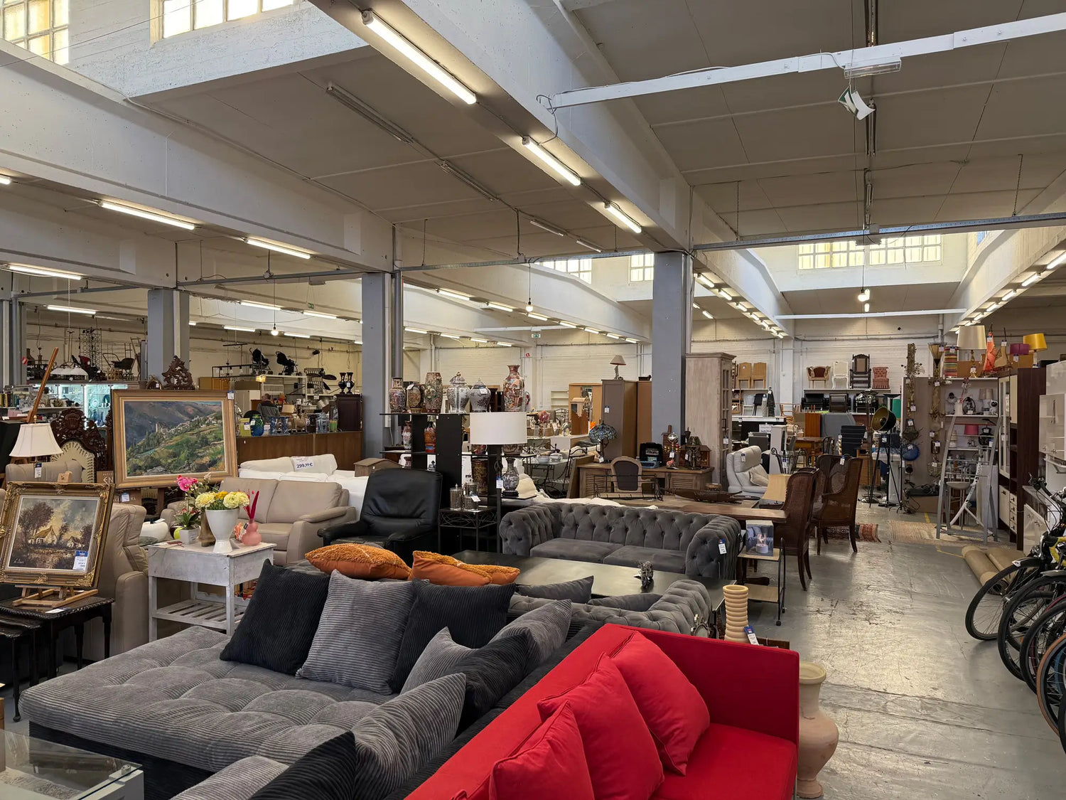 Vue intérieur du magasin Happy Troc Jette