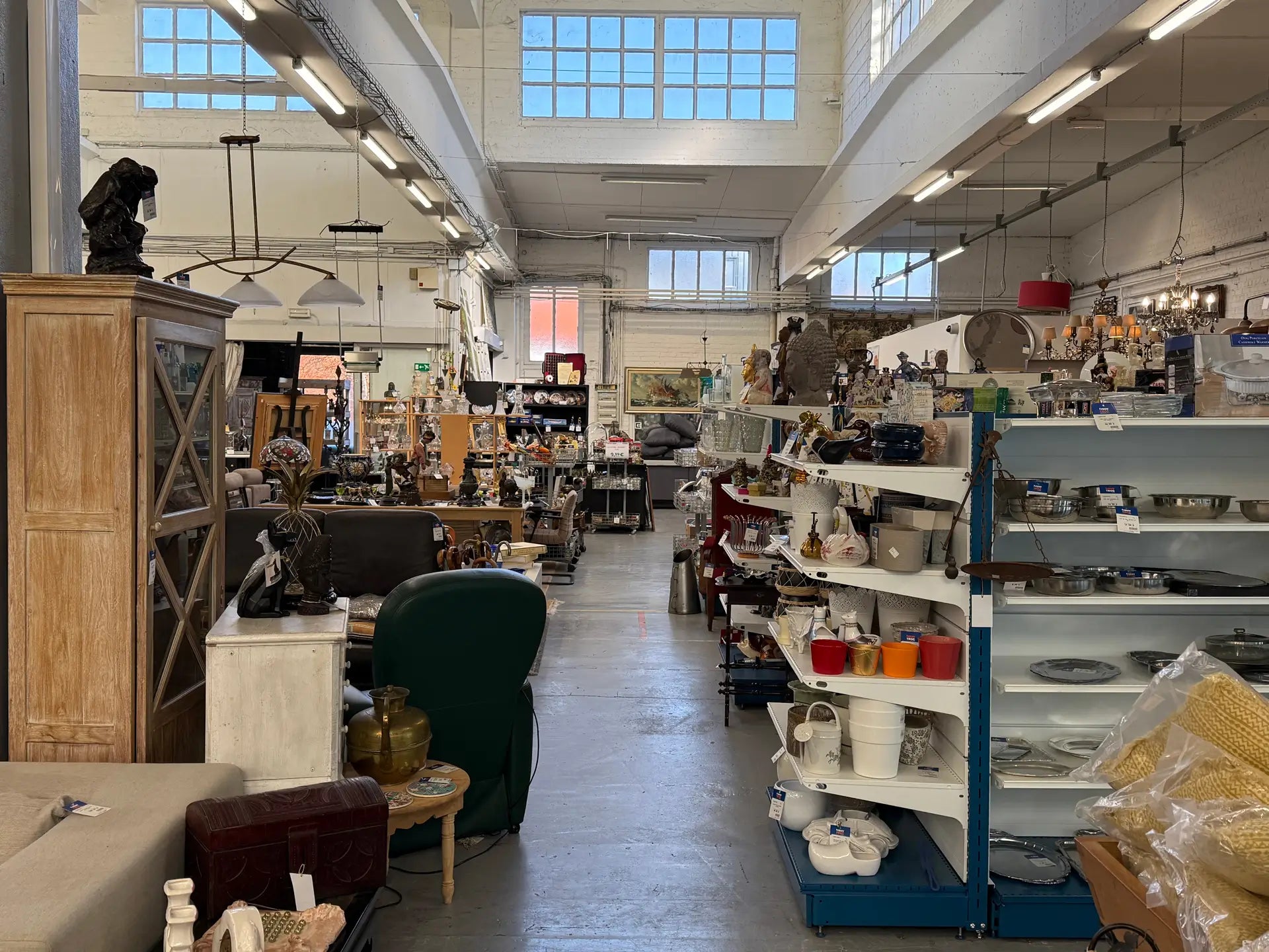 intérieur magasin Happy Troc Jette