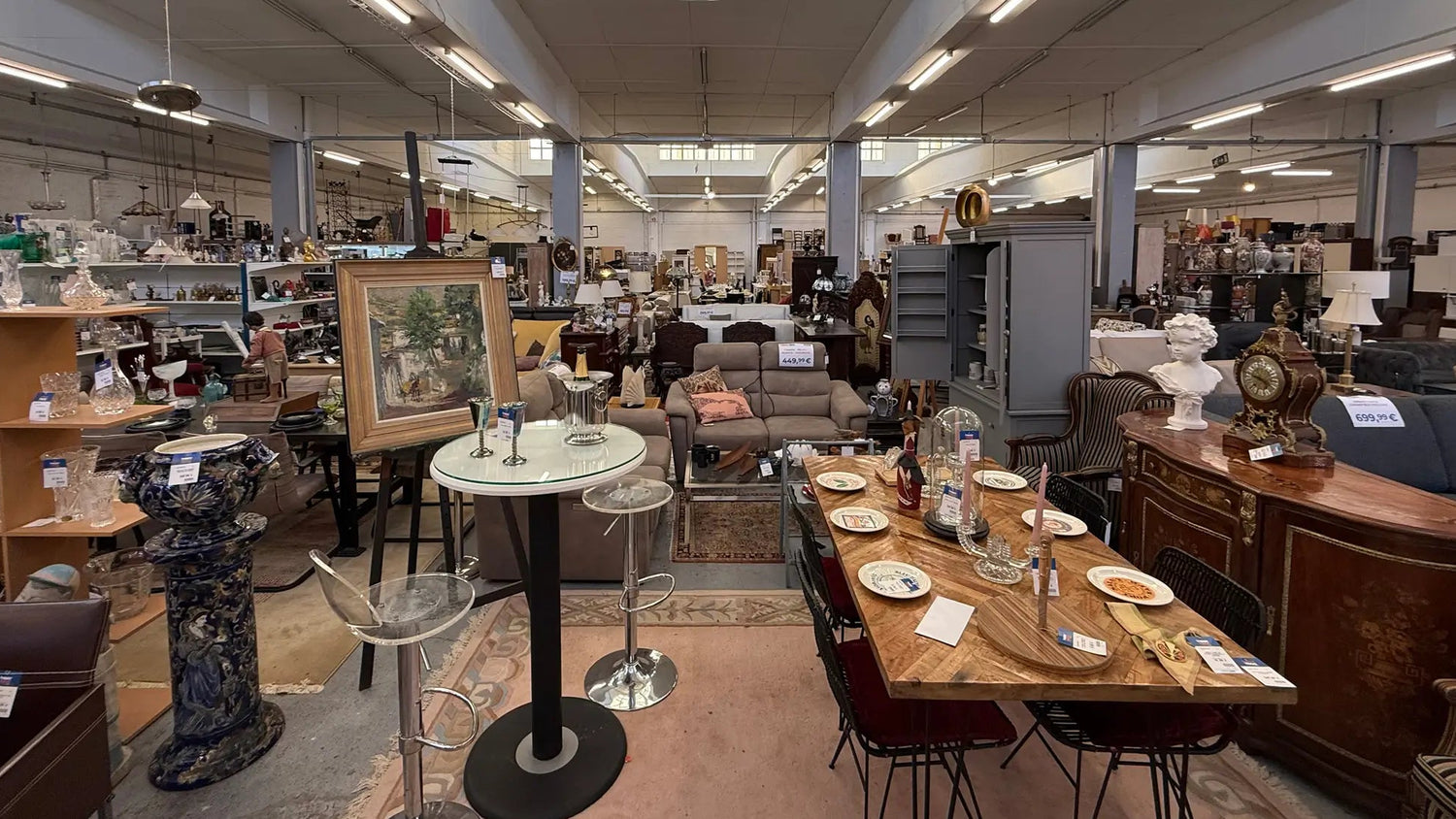 intérieur magasin Happy Troc Jette