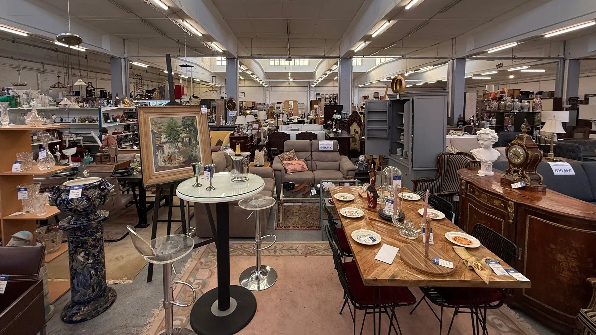 intérieur magasin Happy Troc Jette
