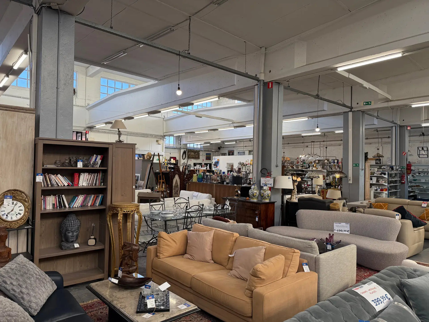 intérieur magasin Happy Troc Jette